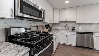Stylish 3BR 3BA Colonial House by Cozysuites