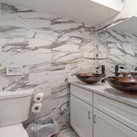 Stylish 3BR 3BA Colonial House by Cozysuites