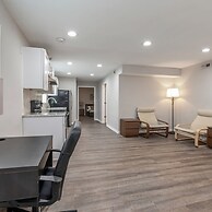 Stylish 3BR 3BA Colonial House by Cozysuites