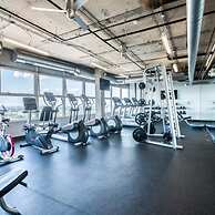 Cozysuites 800 Tower 1BR w sky Pool gym 14