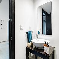 2BR Apartment With Jacuzzi - Pool - City Skyline