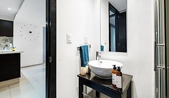 2BR Apartment With Jacuzzi - Pool - City Skyline