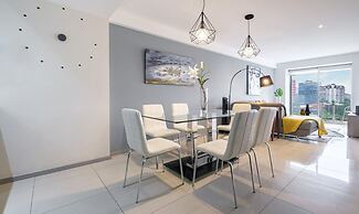 2BR Apartment With Jacuzzi - Pool - City Skyline