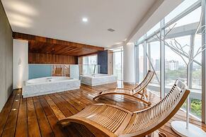 2BR Apartment With Jacuzzi - Pool - City Skyline