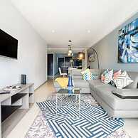 2BR Apartment With Jacuzzi - Pool - City Skyline