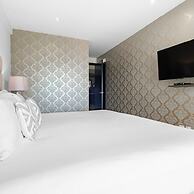 2BR Apartment With Jacuzzi - Pool - City Skyline