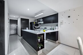 2BR Apartment With Jacuzzi - Pool - City Skyline