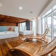 2BR Apartment With Jacuzzi - Pool - City Skyline