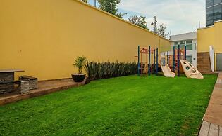 2BR Apartment With Jacuzzi - Pool - City Skyline