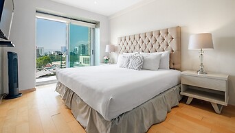 2BR Apartment With Jacuzzi - Pool - City Skyline