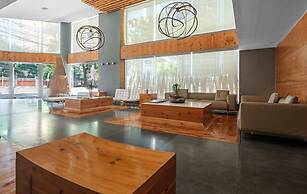 2BR Apartment With Jacuzzi - Pool - City Skyline