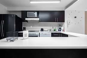 2BR Apartment With Jacuzzi - Pool - City Skyline