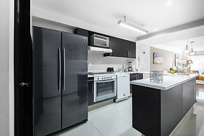 2BR Apartment With Jacuzzi - Pool - City Skyline