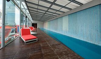 2BR Apartment With Jacuzzi - Pool - City Skyline