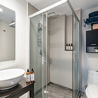 2BR Apartment With Jacuzzi - Pool - City Skyline