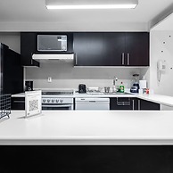 2BR Apartment With Jacuzzi - Pool - City Skyline