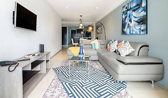 2BR Apartment With Jacuzzi - Pool - City Skyline