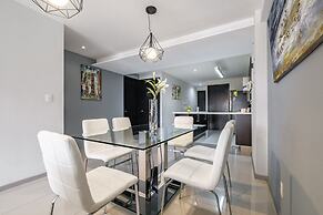 2BR Apartment With Jacuzzi - Pool - City Skyline