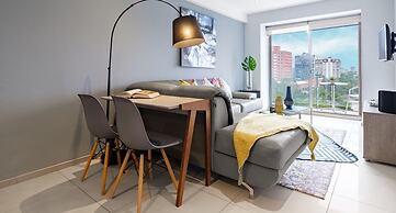 2BR Apartment With Jacuzzi - Pool - City Skyline