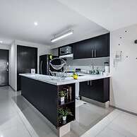 2BR Apartment With Jacuzzi - Pool - City Skyline