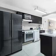 2BR Apartment With Jacuzzi - Pool - City Skyline