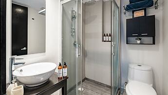 2BR Apartment With Jacuzzi - Pool - City Skyline