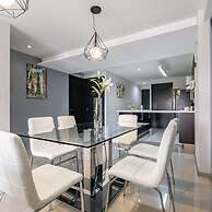 2BR Apartment With Jacuzzi - Pool - City Skyline
