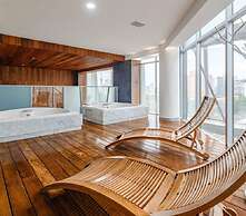 2BR Apartment With Jacuzzi - Pool - City Skyline