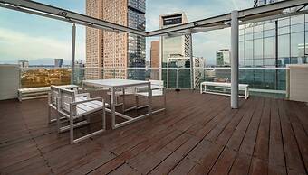 2BR Apartment With Jacuzzi - Pool - City Skyline