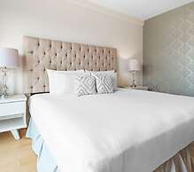 2BR Apartment With Jacuzzi - Pool - City Skyline