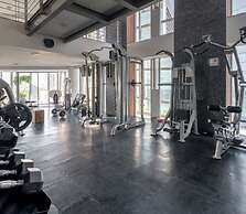 2BR Apartment With Jacuzzi - Pool - City Skyline