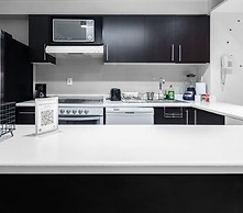 2BR Apartment With Jacuzzi - Pool - City Skyline