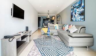 2BR Apartment With Jacuzzi - Pool - City Skyline