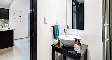 2BR Apartment With Jacuzzi - Pool - City Skyline