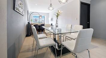 2BR Apartment With Jacuzzi - Pool - City Skyline
