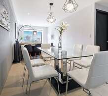 2BR Apartment With Jacuzzi - Pool - City Skyline