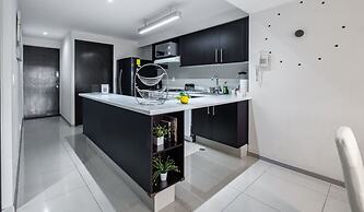 2BR Apartment With Jacuzzi - Pool - City Skyline