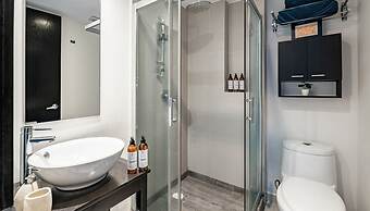 2BR Apartment With Jacuzzi - Pool - City Skyline