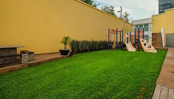 2BR Apartment With Jacuzzi - Pool - City Skyline