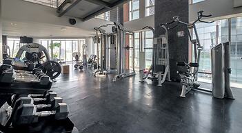 2BR Apartment With Jacuzzi - Pool - City Skyline