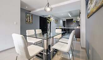2BR Apartment With Jacuzzi - Pool - City Skyline
