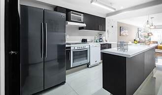 2BR Apartment With Jacuzzi - Pool - City Skyline