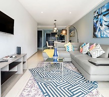 2BR Apartment With Jacuzzi - Pool - City Skyline