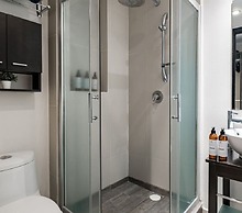 2BR Apartment With Jacuzzi - Pool - City Skyline