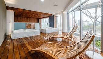 2BR Apartment With Jacuzzi - Pool - City Skyline
