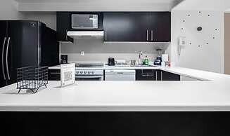 2BR Apartment With Jacuzzi - Pool - City Skyline