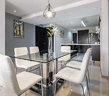 2BR Apartment With Jacuzzi - Pool - City Skyline