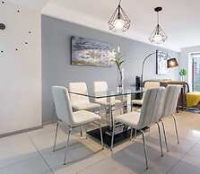 2BR Apartment With Jacuzzi - Pool - City Skyline
