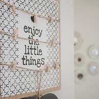 Liiiving in Porto Bright Light Studio