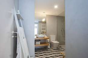 Liiiving in Porto Downtown Luxury Studio